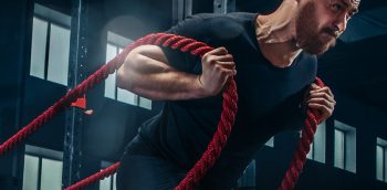 men-with-battle-rope-battle-ropes-exercise-in-the-A4RHGPQ.jpg